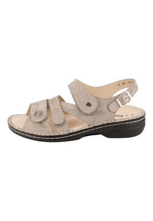Sandale en cuir beige réglable avec motif texturé, trois brides, boucle argentée et semelle noire rembourrée pour le confort et le soutien.