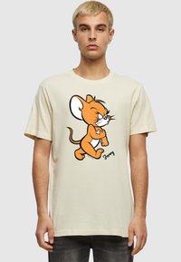 Crèmekleurig katoenen t-shirt met een cartoon muis graphic in oranje en zwart, met korte mouwen en een ronde hals.