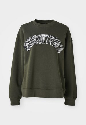 Tamsiai alyvuogių spalvos marškinėliai su apvalia iškirpte, ant krūtinės siuvinėti balti užrašai "GEORGETOWN" arka. Rankogaliai ir juosta yra susiraukšlėję.