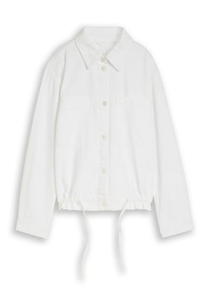Weiße langärmelige Hemdjacke mit Kragen, zwei Brusttaschen und verstellbarem Kordelzug am Saum, auf einfarbigem Hintergrund dargestellt.