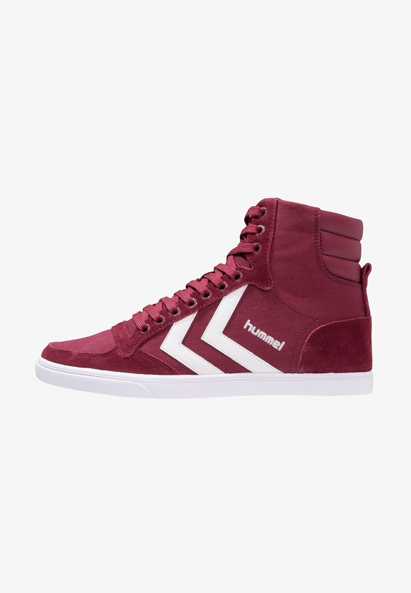 Zapatillas de alto en gamuza burdeos y textil con diseño de chevron blanco. Cuenta con un collar acolchado, suela blanca y logo de marca en el lateral.