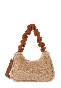 Sac en fausse fourrure beige avec une silhouette gonflée, doté d'une poignée en tissu froissé marron et d'accents en métal doré.