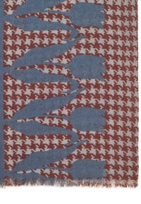 Écharpe en coton avec un motif pied-de-poule rouge et blanc. Présente des formes de tulipes bleues le long du bord et un ourlet frangé.