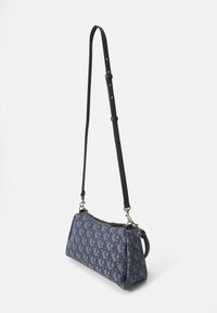 Borsa rettangolare blu con tessuto a motivo, tracolla in pelle, accessori in argento e chiusura a zip. Presenta un fondo piatto e tracolla regolabile.