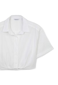 Camicia bianca cropped con colletto classico, chiusura a bottoni, maniche corte e texture a righe verticali. Realizzata in tessuto leggero.
