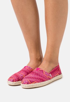 Lyserøde espadrillos med mønster, vævet tekstiloverdel, elastiske sidepaneler og reb-sål. Har livlige geometriske designs og detaljer.