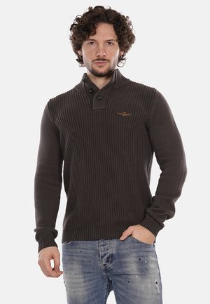Maglione lavorato a maglia di un marrone scuro con colletto alto, dettaglio a due bottoni, polsini a coste e logo ricamato sul petto.