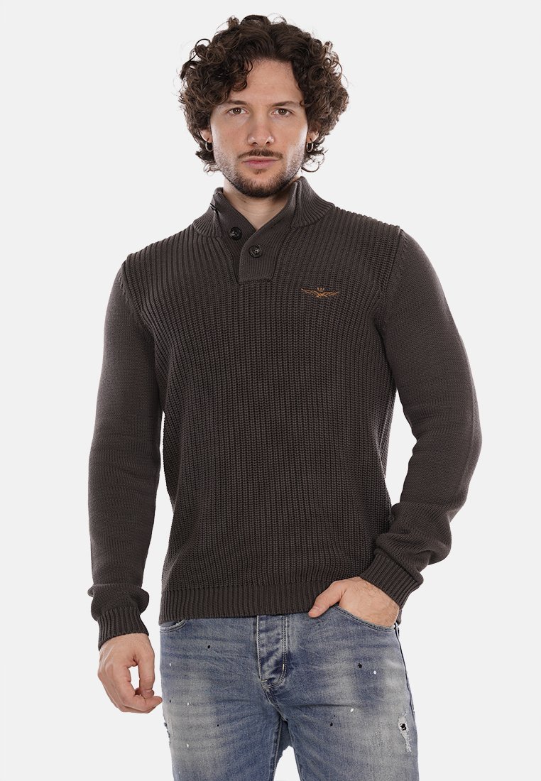Maglione lavorato a maglia di un marrone scuro con colletto alto, dettaglio a due bottoni, polsini a coste e logo ricamato sul petto.