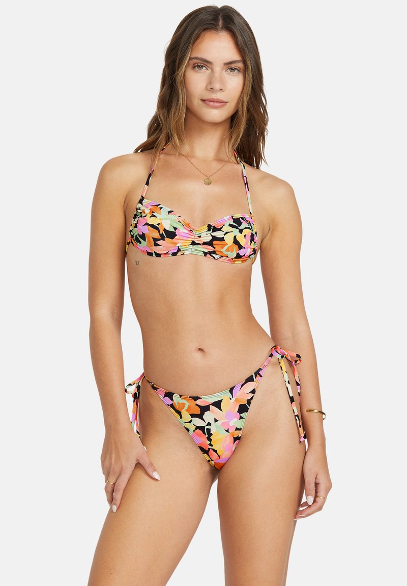 Mnohofarebný bikini z hladkej tkaniny. Vrchná časť má špirálový dizajn, zatiaľ čo spodná časť má nastaviteľné viazanie. Kvetinový vzor na čiernom pozadí.