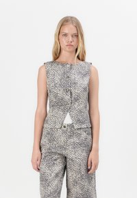 Top sem mangas, cinza com padrão de leopardo, com decote redondo, botões na frente e um detalhe recortado na cintura. Textura de tecido suave.