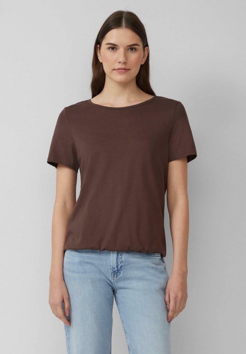 Brązowy, krótki rękaw T-shirt z okrągłym dekoltem. Wykonany z gładkiego materiału, charakteryzuje się luźnym krojem i subtelnymi detalami szycia.