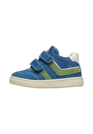 Sneaker blu in suede con accenti verdi e bianchi, dotato di doppie fibbie in Velcro, suola testurizzata e dettagli cuciti per il design.