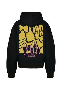 Svart hoodie med en stor gul pastagrafik på baksidan, där olika pastasorter omges av ordet "pasta" i rosa.