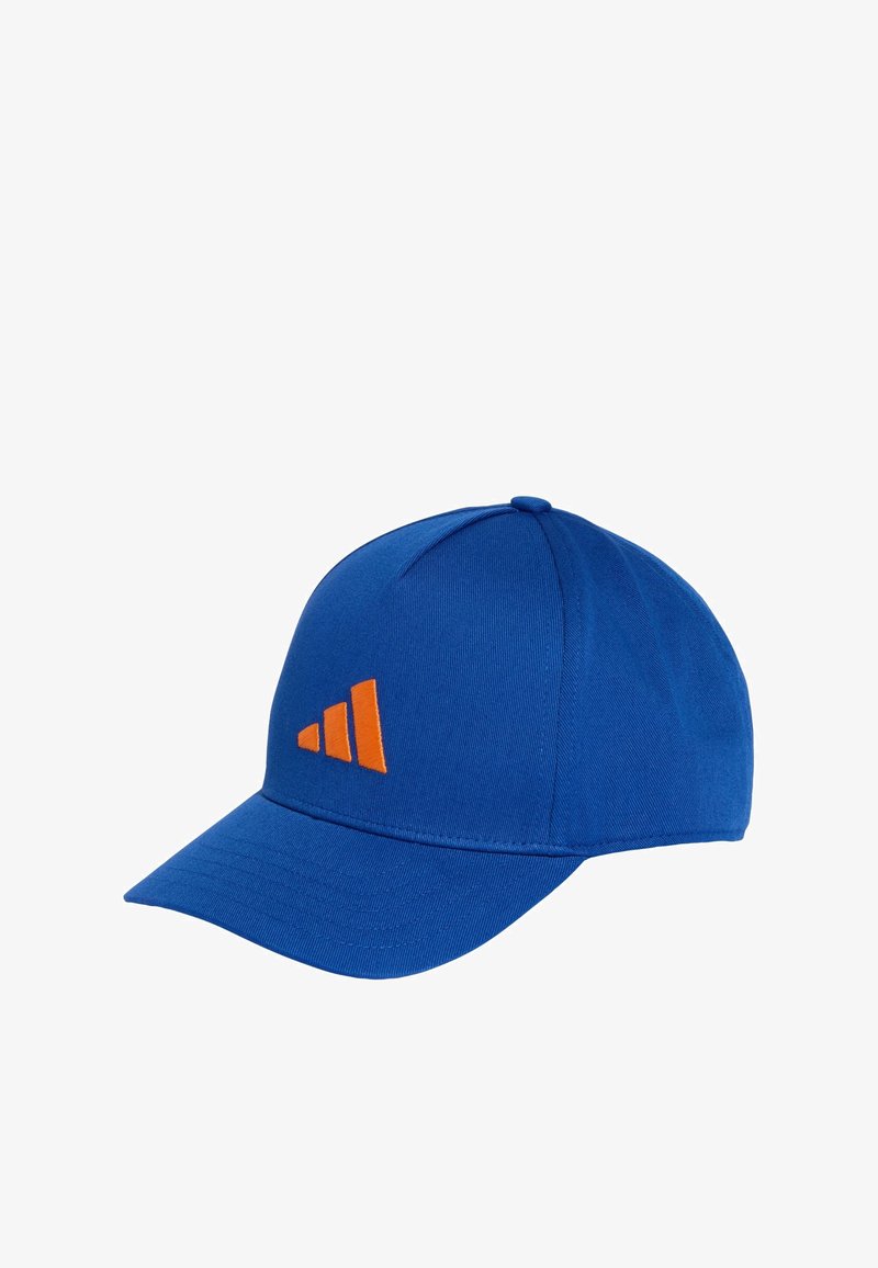 Casquette en coton bleu avec une visière courbée, ornée d'un logo orange à trois rayures sur le devant. Texture lisse, design standard de casquette de baseball.