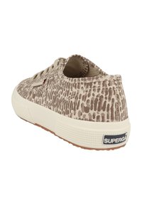 Zapatillas de lona con un estampado animal marrón, suela de goma crema y una etiqueta blanca con "SUPERGA" en el talón.
