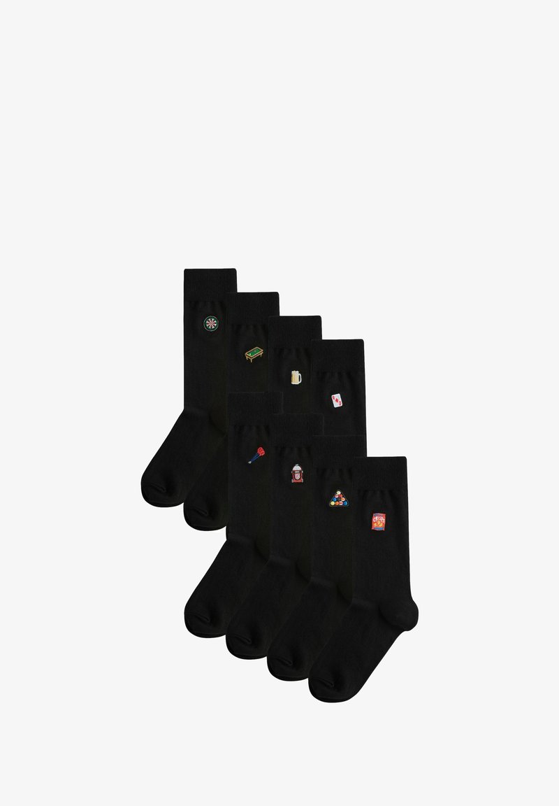 Set aus fünf schwarzen Baumwollsocken mit verschiedenen bunten bestickten Designs: Dartscheibe, Billardtisch, Bierkrug, Spielkarte und Arcade-Spielmaschine.