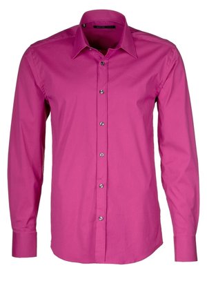 Chemise rose vif à manches longues avec boutons, col pointu et poignets boutonnés, présentée sur fond blanc.