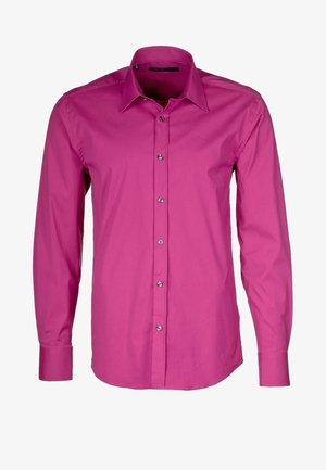Chemise rose vif à manches longues avec boutons, col pointu et poignets boutonnés, présentée sur fond blanc.