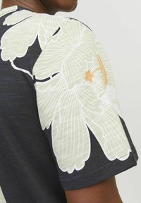 Jack & Jones PREMIUM ALL OVER RUNDHALS - T-shirt med print - night sky