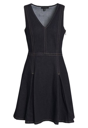 Bezrękawna ciemna sukienka z denimu z dekoltem w serek, kontrastowymi szwami, dopasowaną talią oraz rozkloszowanym dołem z bocznymi rozcięciami.