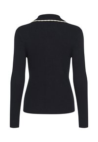 Pulover negru cu dungi, cu mânecă lungă și guler înalt, având o fâșie subțire albă pe linia gulerului, prezentat din spate.