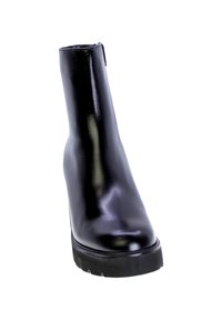 Stivale alla caviglia in pelle nera con una finitura lucida, caratterizzato da una punta rotonda e una suola spessa e testurizzata, progettato con una chiusura a zip sul retro.