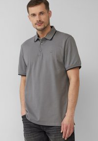 Grijze polo met korte mouwen, drieknopenpat, en een zwarte bies op de kraag en mouwranden. Geborduurd logo op de borst.
