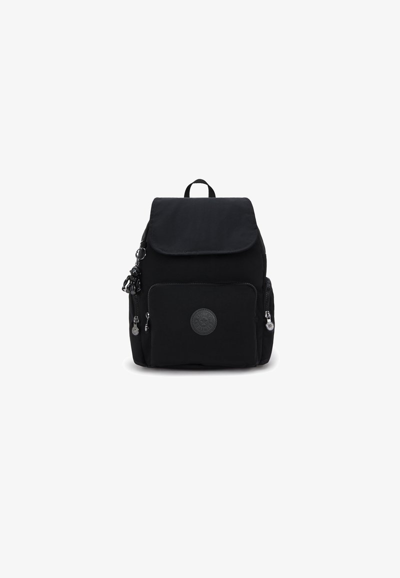 Sac à dos en tissu noir avec une fermeture à rabat, une poche avant, un patch logo, des bretelles réglables et des poches latérales avec des accents de zip.