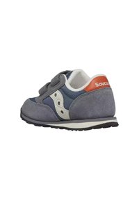 Sneaker in suede grigio con dettagli in tessuto blu navy, cinturino in Velcro, colletto imbottito bianco e piccolo tab sul tallone arancione con logo. Suola in gomma.