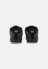 Globe TILT - Sapatilhas de skate - black/oil