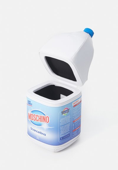 Hvid rektangulær beholder, der ligner et rengøringsprodukt med en blå låg. Har en tekstureret sort inderside; mærket med "Moschino Scancellina."