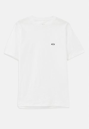 Biela bavlnená tričko s krátkymi rukávmi a okrúhlym výstrihom, s malým čiernym logom na ľavom hrudníku. Hladká textúra, základný dizajn.