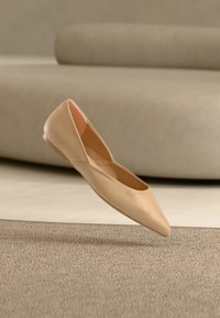 Επιλέχθηκε, light beige