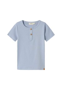 Ljusblå kortärmad t-shirt i mjuk bomull, med rund halsringning och en tvåknappslåsning. Liten märkesetikett på sidan.