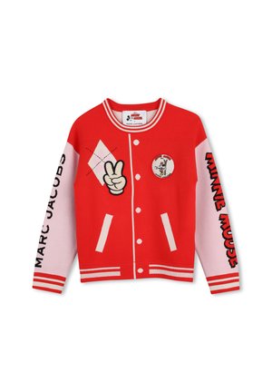 Veste universitaire rouge et rose avec la main de Mickey Mouse faisant le signe de la paix, motif losange, et texte "Marc Jacobs" et "Minnie Mouse" sur les manches.