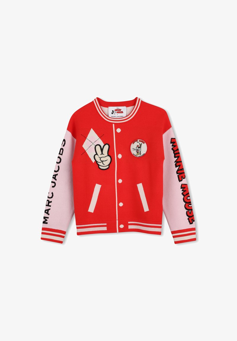 Κόκκινο και ροζ varsity μπουφάν με το χέρι του Mickey Mouse που κάνει σήμα ειρήνης, μοτίβο διαμαντιού και κείμενο "Marc Jacobs" και "Minnie Mouse" στα μανίκια.