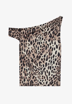Haut décolleté en tissu léger avec un motif léopard dans des tons de marron, noir et crème ; texture lisse et coupe ajustée.