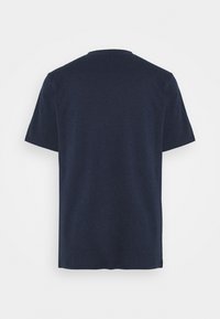 T-shirt bleu marine à manches courtes vu de derrière sur un fond blanc uni.