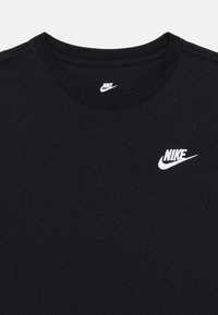 Μαύρο βαμβακερό T-shirt με στρογγυλή λαιμόκοψη, διακοσμημένο με μικρό λευκό λογότυπο Nike στο αριστερό μέρος του στήθους. Λεία υφή, κλασική εφαρμογή.