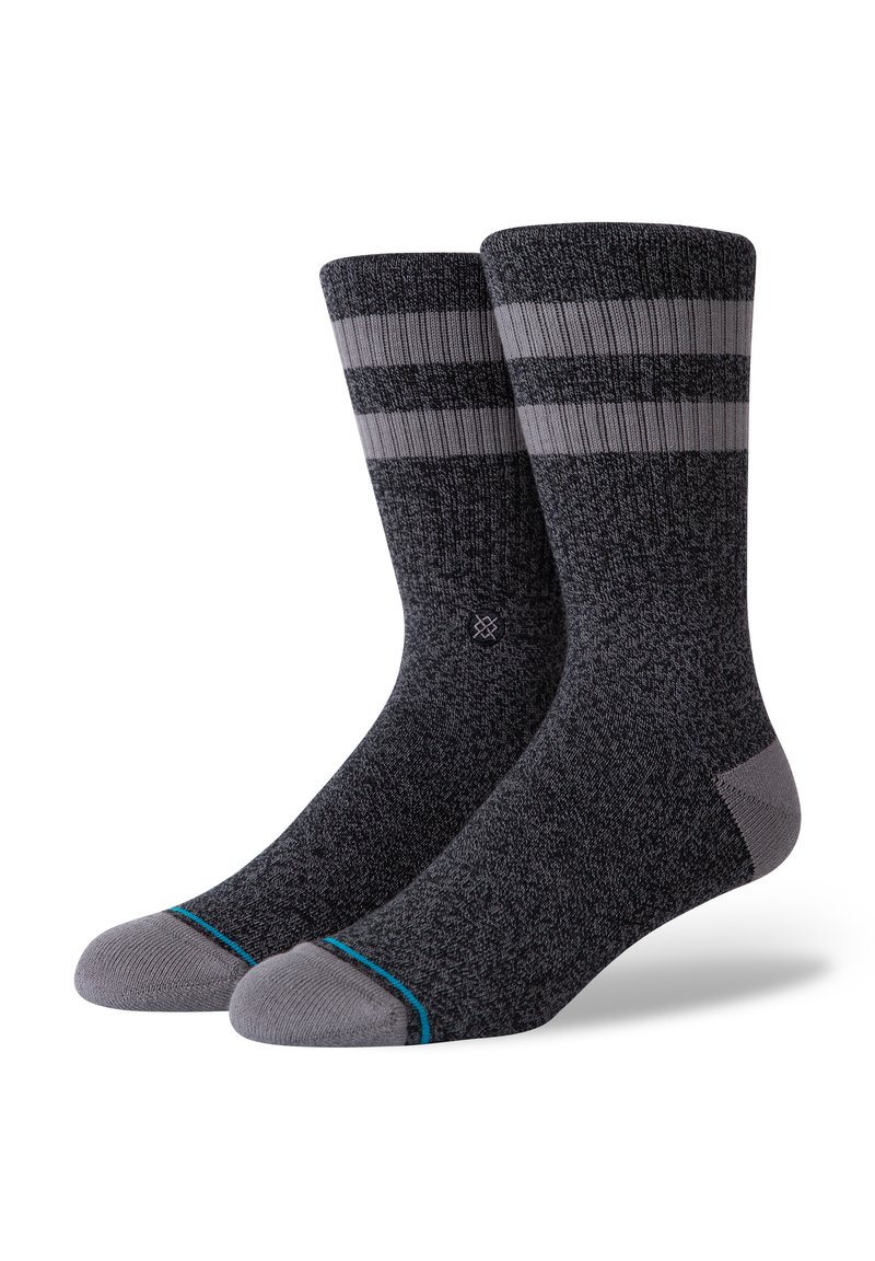 Dunkelgraue Socken mit strukturiertem Strick, die zwei horizontale hellgraue Streifen und einen türkisen Akzent an der Spitze aufweisen.