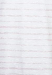 Weißer Stoff mit sanften, horizontalen pinken Streifen. Die Oberfläche wirkt glatt mit einem leichten Glanz, was einen hellen und luftigen visuellen Effekt erzeugt.