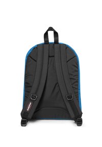 Zaino nero con una parte superiore blu, spallacci imbottiti e un manico superiore. Realizzato in tessuto resistente con dettagli di cucitura discreti.