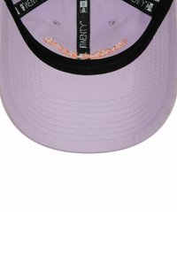 Gorra de lavanda clara con visera negra plana, con costuras sutiles y una etiqueta de logo en el interior. Sin patrones o gráficos prominentes.
