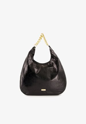 Czarna skórzana torebka o luźnym fasonie, z łańcuchem w kolorze złota i małą metką marki na dole.