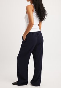 NA-KD MIT HALBHOHER TAILLE UND ELASTISCHEM BUND - Tygbyxor - navy