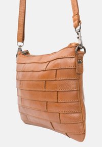 Beige Leder-Crossbody-Tasche mit gewebter Textur, Reißverschluss und verstellbarem Tragegurt. Silberne Hardware-Akzente verleihen dem Design zusätzliche Eleganz.