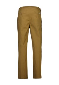 Pantalon kaki, avec une coupe slim, un tissu subtilement texturé, deux poches arrière avec boutons, et une ceinture standard.