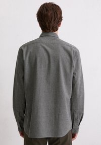 Langärmliges kariertes Hemd in Schwarz und Weiß, mit einem Button-Down-Kragen, geradem Saum und geknöpften Manschetten. Strukturierten Stoff.