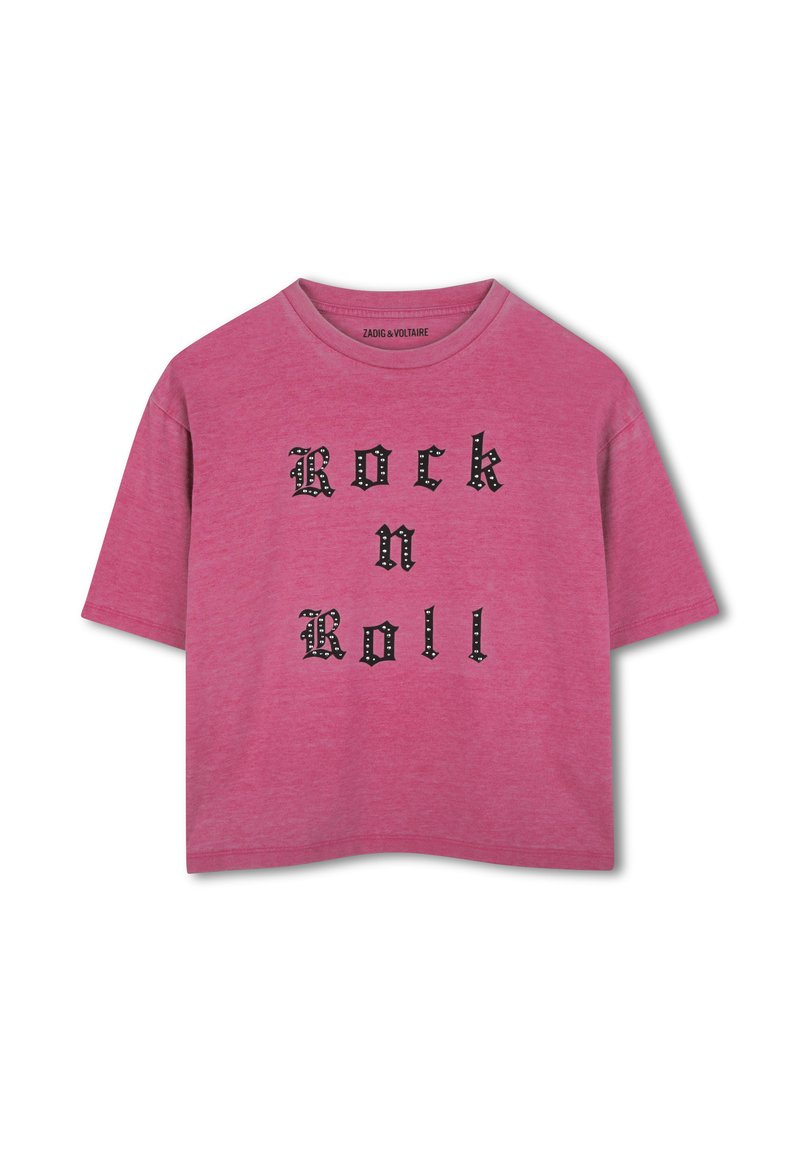 Korte roze t-shirt met een ronde hals en korte mouwen. De voorkant heeft vetgedrukte zwarte letters "Rock n Roll" versierd met zilveren studs.