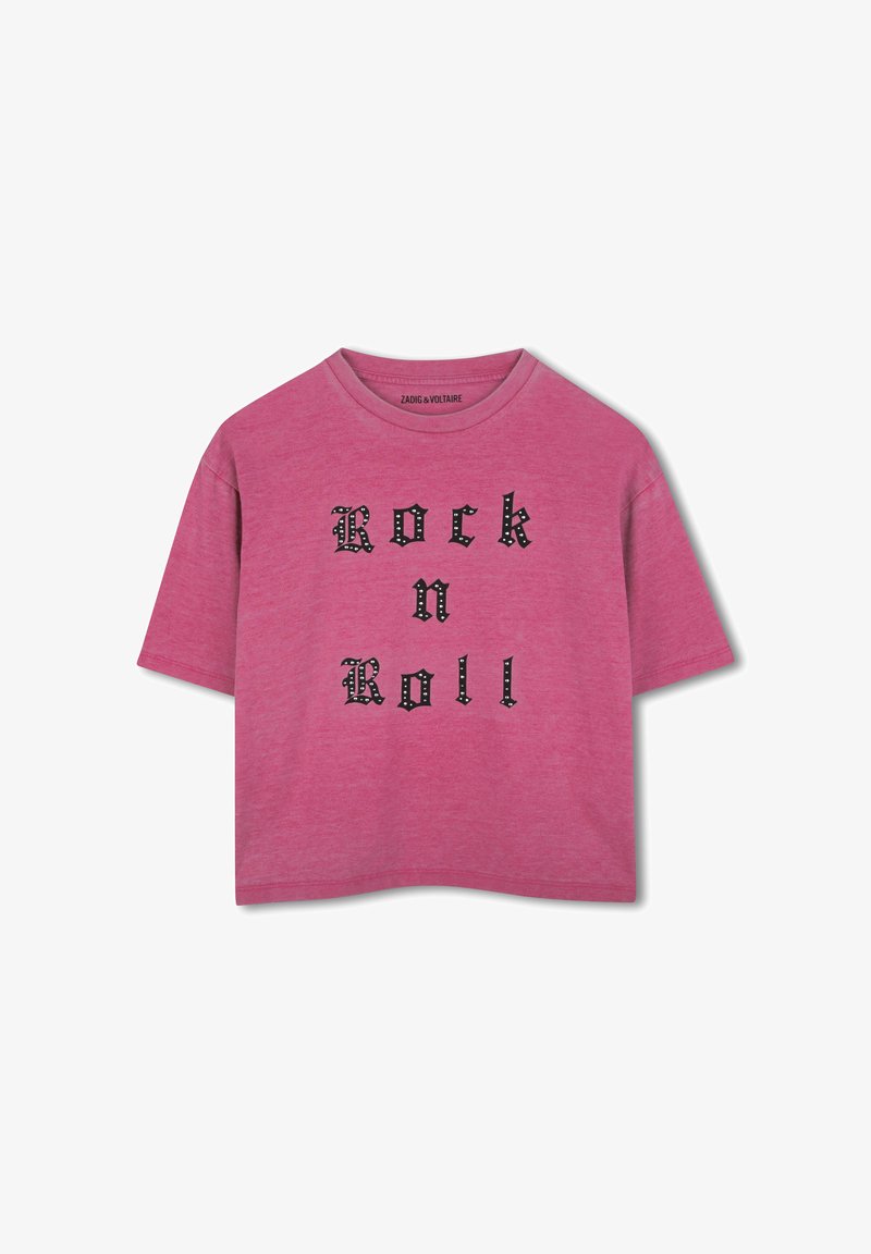 T-shirt rose court avec un col rond et des manches courtes. L'avant présente des lettres noires en gras "Rock n Roll" ornées de clous argentés.